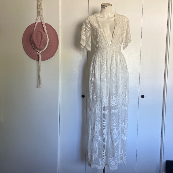 Honey Punch White Lace Deep V Maxi Dress with Shorts Small - Picture 2 of 8